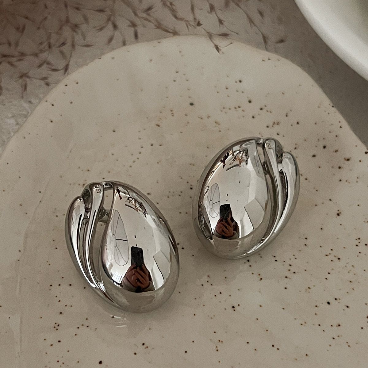 French Style Light Luxury For Women, Niche Design Gold Lotus Leaf Pearl Earrings_ipsvogv.com