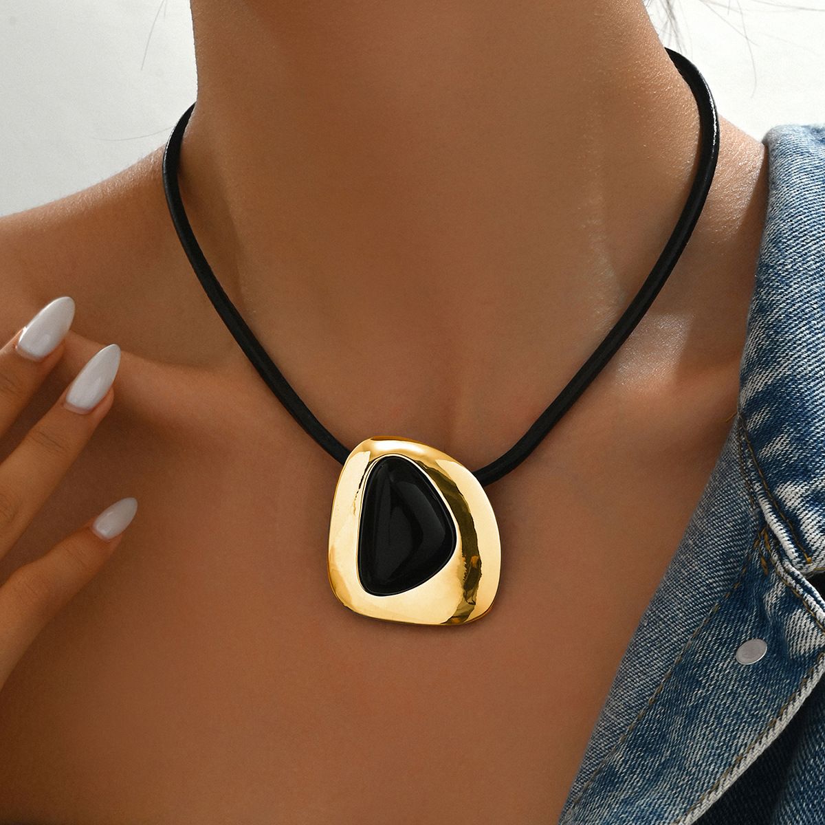 Minimalist women's necklace with niche inlaid electroplating design, long collarbone chain_ipsvogv.com