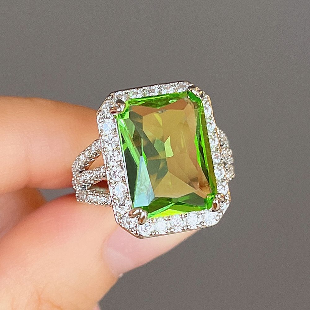 Cao Shi, An Internet Celebrity, Live Streamed A Simulated Princess Square Diamond Olive Green Zircon With Fashionable_ipsvogv.com