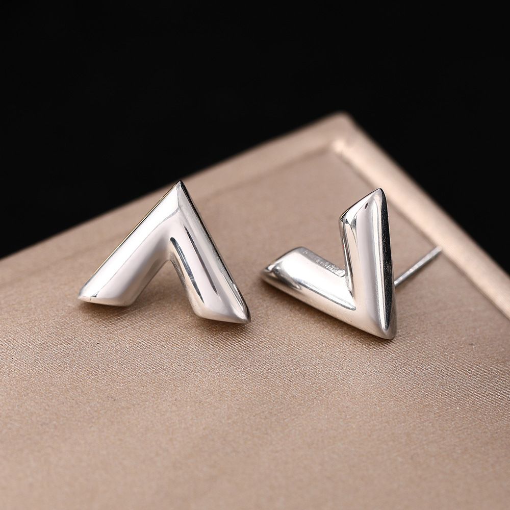 Letter V Titanium Steel Silver Needle Earrings For Women French Simple, Personalized, Elegant, And High End Earring_ipsvogv.com
