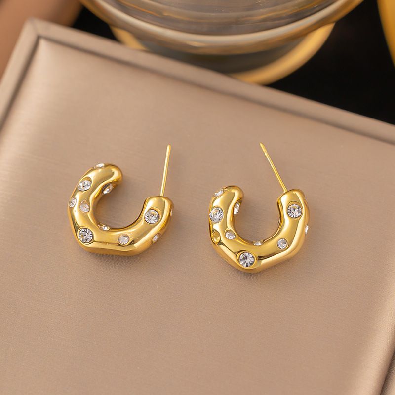 INS Wind Irregular Hammer Pattern Set With Zircon Stone Pearl C-shaped Gold Stainless Steel Earrings_ipsvogv.com