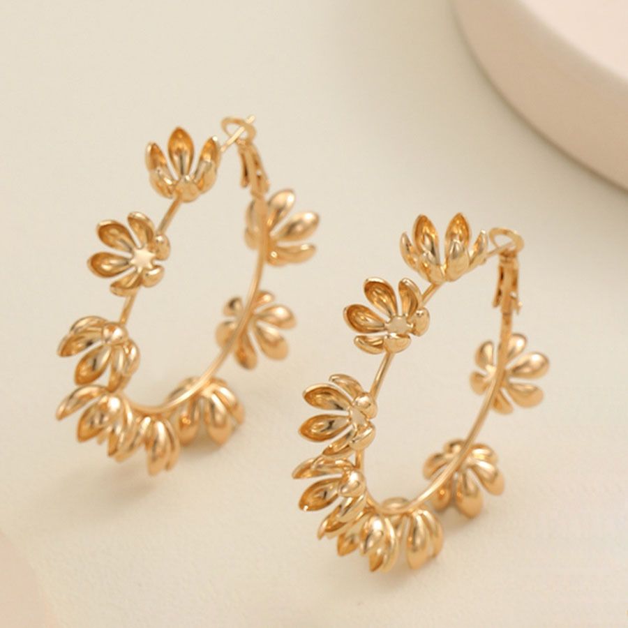 Flower-Shaped C-Hoop Earrings With Unique Metal Design And Statement_ipsvogv.com