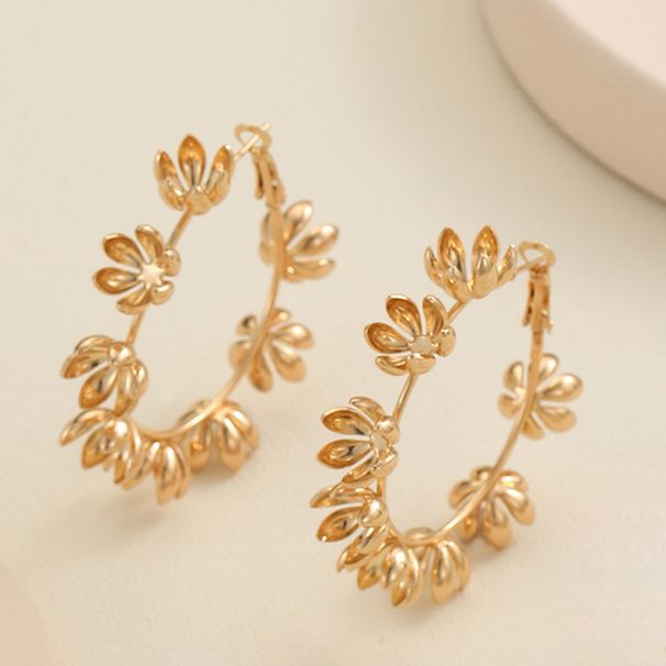 Flower-Shaped C-Hoop Earrings With Unique Metal Design And Statement_ipsvogv.com