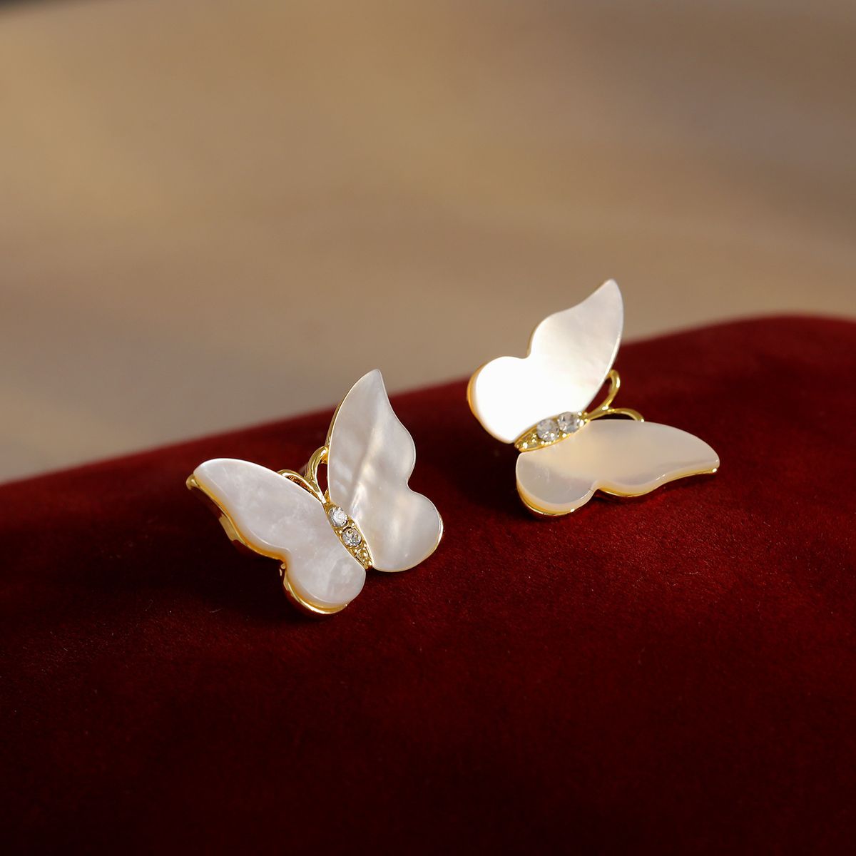 Women's Jewelry White Mother Of Pearl Butterfly Earrings Niche Design Light Luxury Shell Temperament Simple Earrings 925 Silver Needle Jewelry_ipsvogv.com