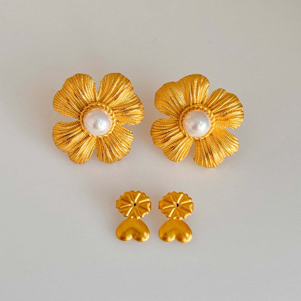 Fashionable Ins Plated Titanium Steel Retro Embossed Flower Pearl Earrings_ipsvogv.com
