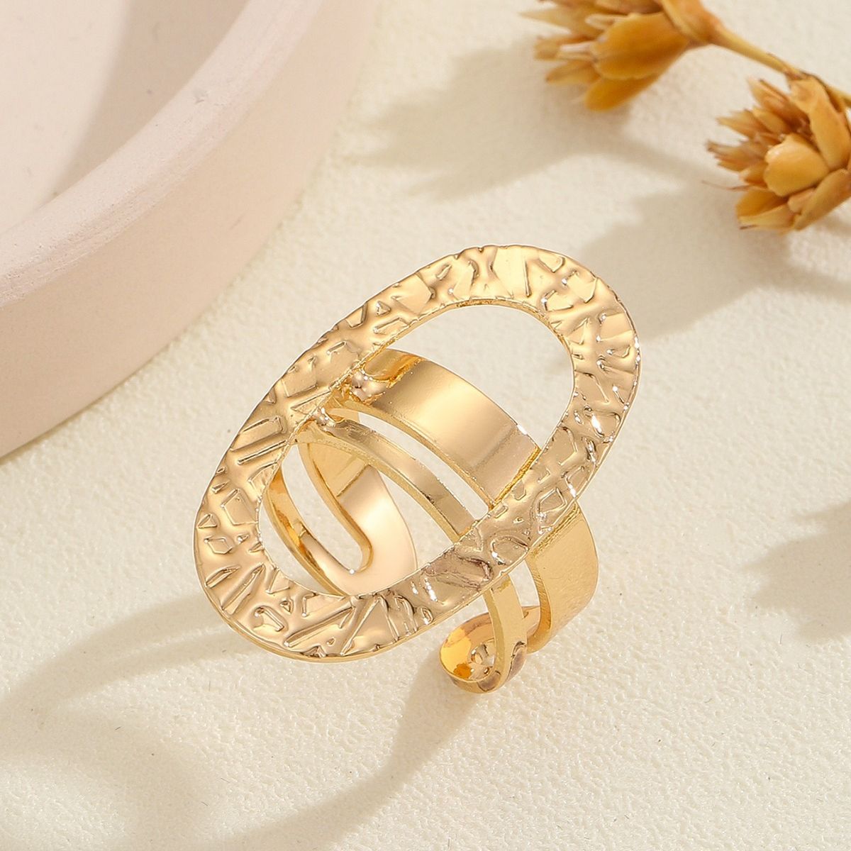 New Fashion INS Geometric Hollow Oval Hammered Texture Ring Niche High-end Sense Light Luxury Jewelry_ipsvogv.com