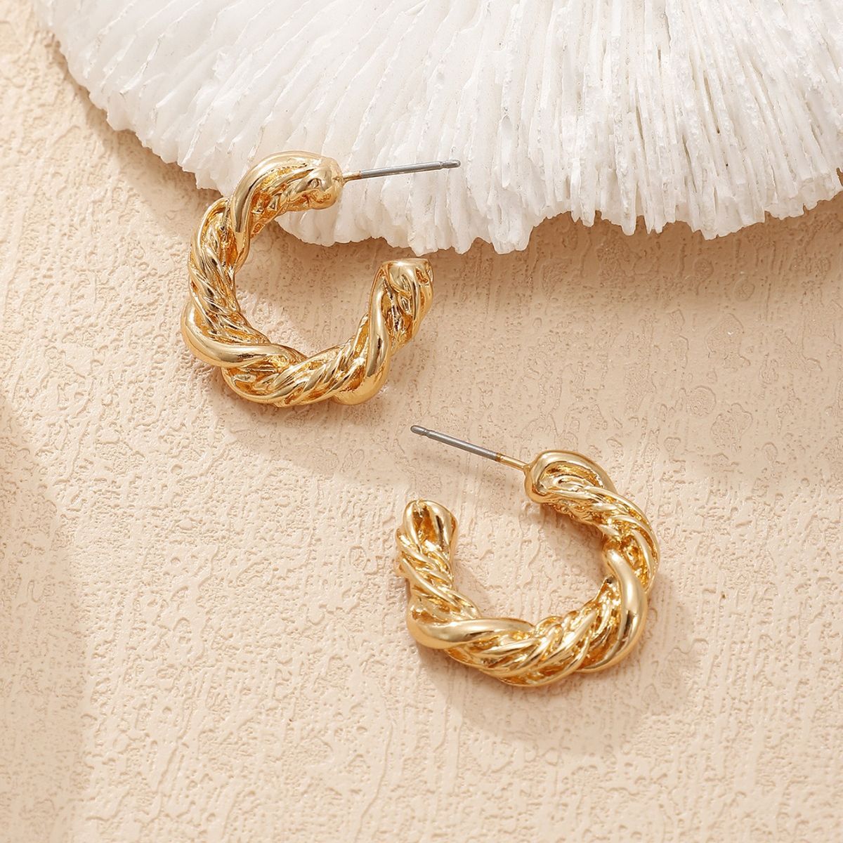 Korean Fashion Personality High-end Sense Hoop Earrings Ins Style Twisted Spiral Shape Women's C-shaped Ear Hoops_ipsvogv.com