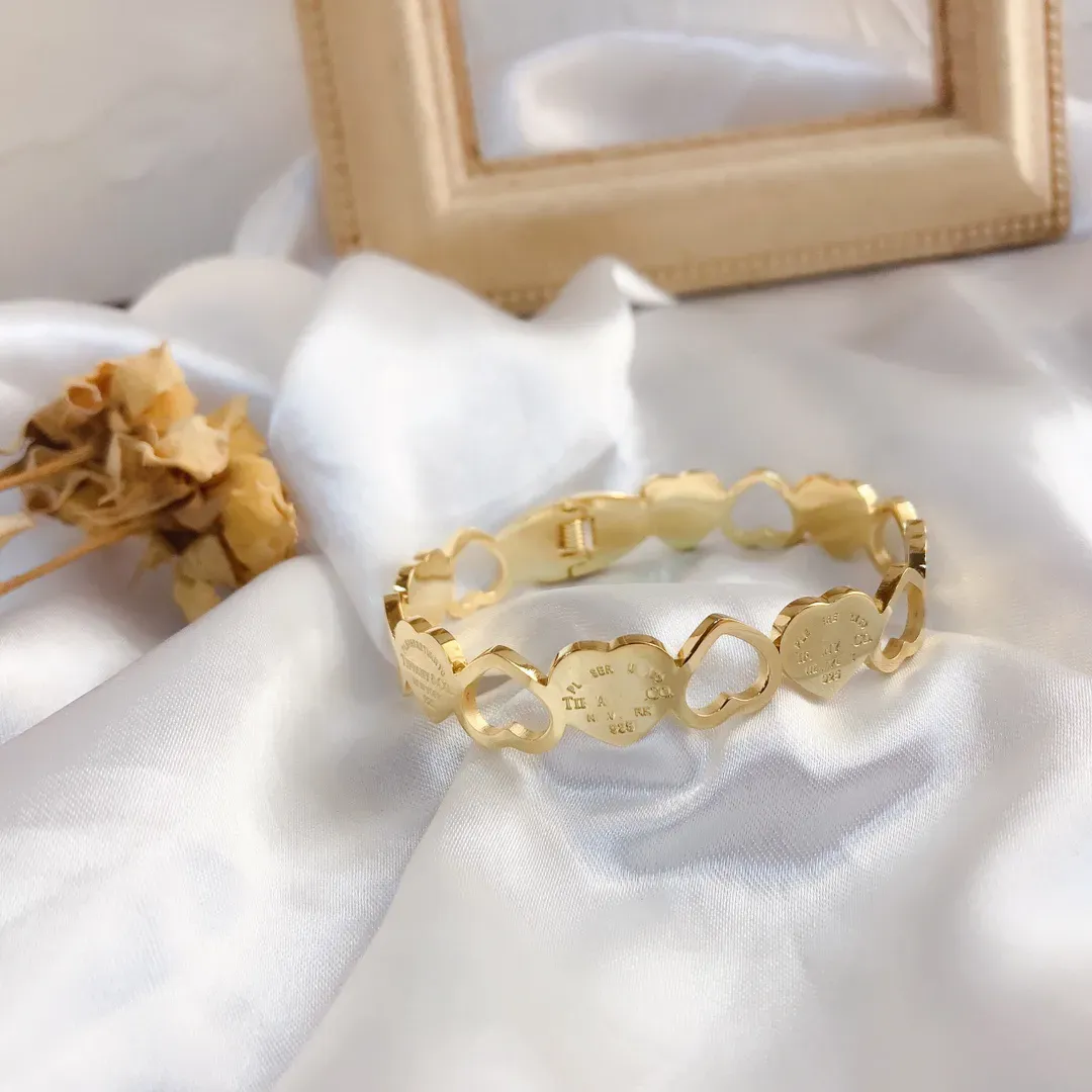 Designer Wedding Bangle Bracelet Pendant Gold Plated Heart Hollow Out Fashion Design Popular Emed Stamp Brand Letters_ipsvogv.com