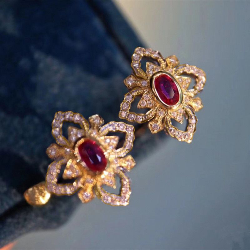 Cao Shi's Italian Four Leaf Grass for Women's Advanced Flower shaped Earrings in Palace Style_ipsvogv.com