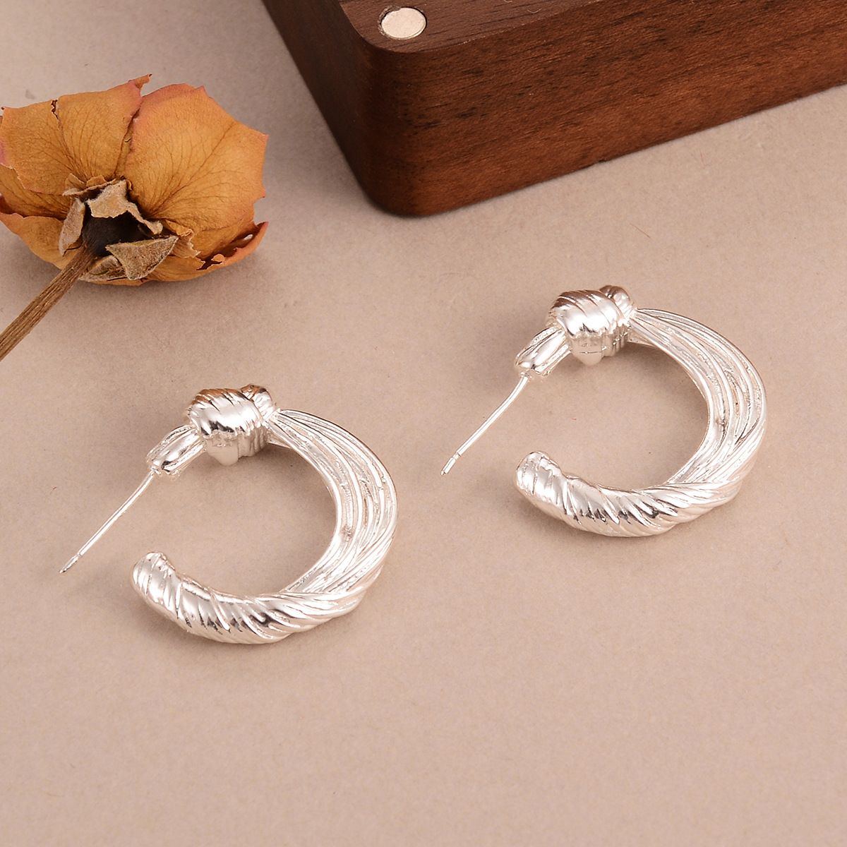 Cold Style Knotted Round Earrings Retro Design Temperament Earrings Niche High End Earrings_ipsvogv.com