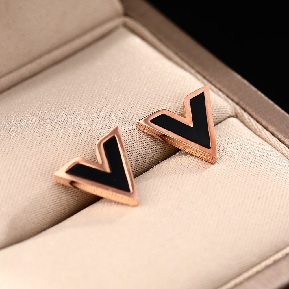 Koran Styl Black V-shapd Titanium Stl For Womn, Simpl Lttr Ros Gold Arrings, Compact Arrings That Do Not_ipsvogv.com